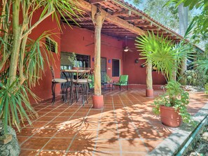 Outdoor dining - Quinta La Valentina  -  Yucatan Home Rentals (Mérida)