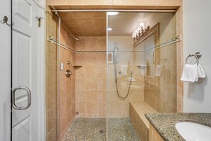 Dusche, umweltfreundliche Kosmetikartikel, Haartrockner, Handtücher