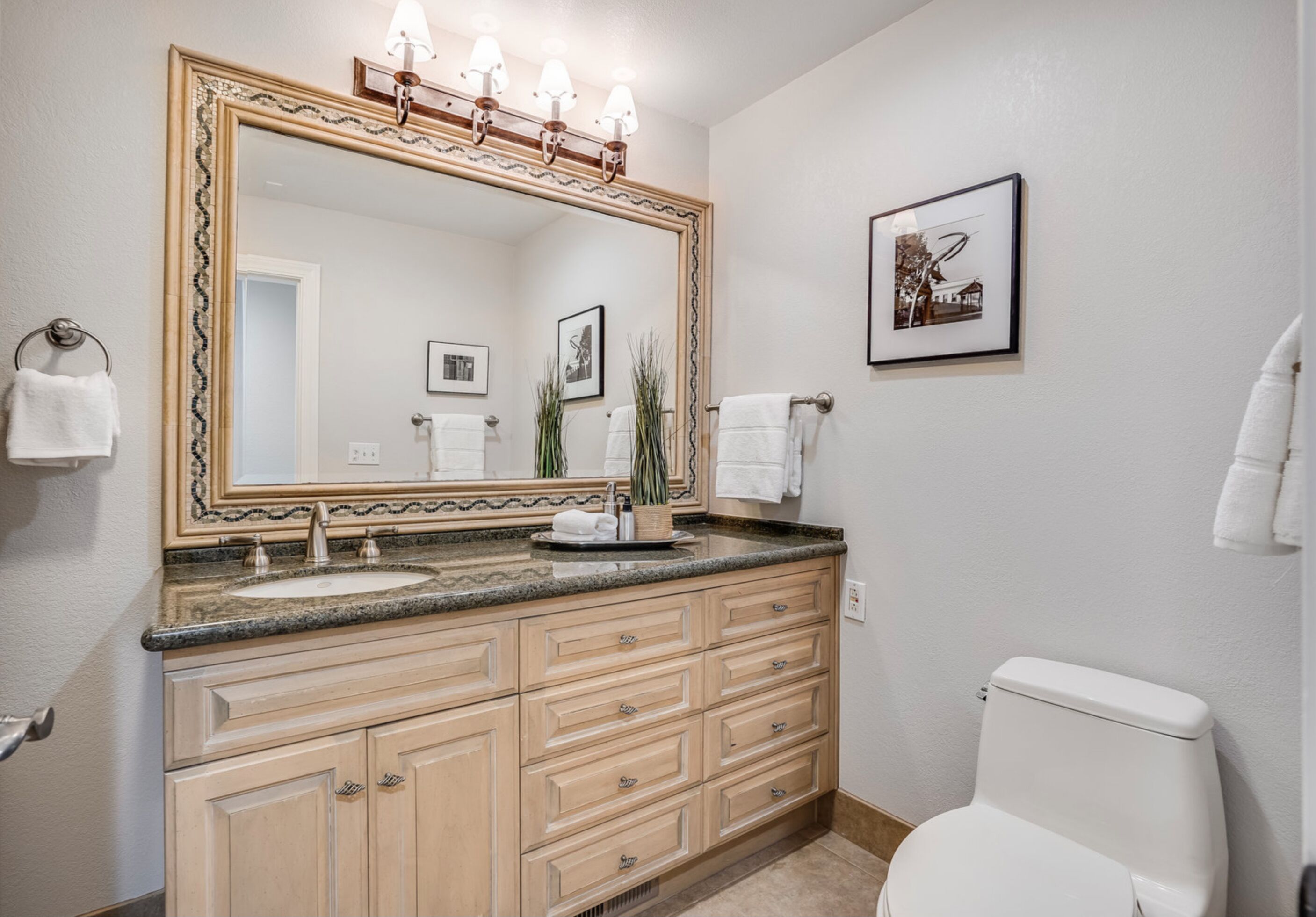 Retreat in the trees on a beautiful trailhead. Ideal for a family near Berkeley.