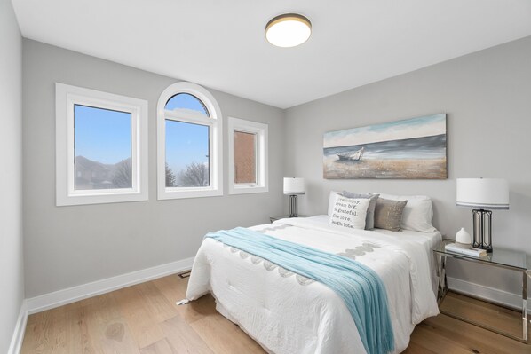 4 bedrooms, desk, WiFi, bed sheets