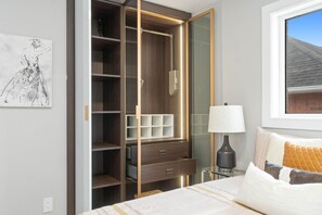 4 bedrooms, desk, WiFi, bed sheets