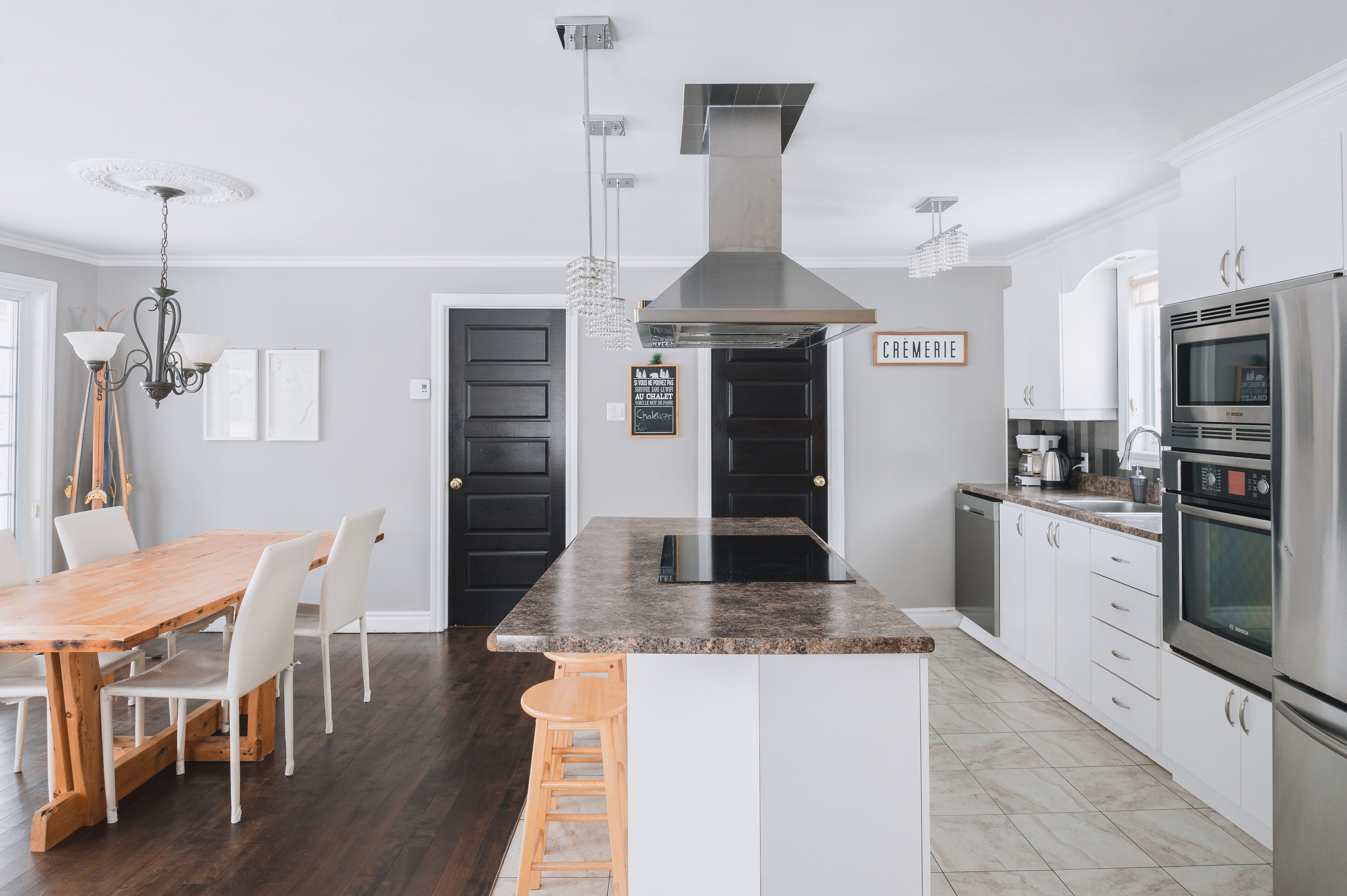 Chalet sur le bord du Lac, couchés de soleil et aurores boréales inclus!