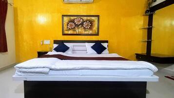 4 bedrooms, in-room safe, iron/ironing board, free WiFi