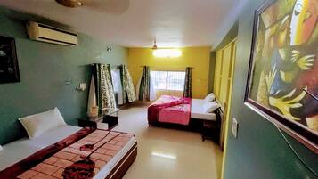 4 kamar tidur, brankas, setrika/meja setrika, dan Wi-Fi gratis