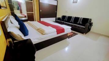 4 kamar tidur, brankas, setrika/meja setrika, dan Wi-Fi gratis