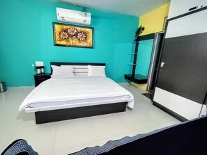 4 bedrooms, in-room safe, iron/ironing board, free WiFi - Charan Villa (Abu Road)