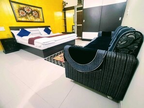 4 chambres, coffres-forts dans les chambres, fer et planche à repasser