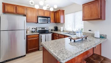 Micro-ondes, plaque de cuisson, lave-vaisselle, cafetière/bouilloire