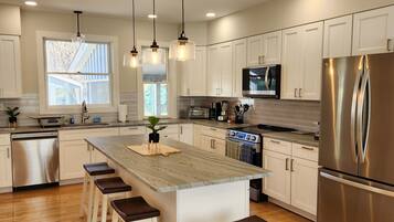 Een koelkast, een magnetron, een oven, een kookplaat