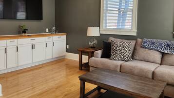 Een smart-tv en boeken