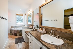 Shower, jetted bath, hair dryer, towels