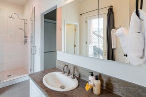 Shower, jetted bath, hair dryer, towels