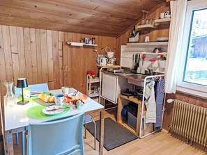 Jääkaappi, leivänpaahdin, ruokailupöytä