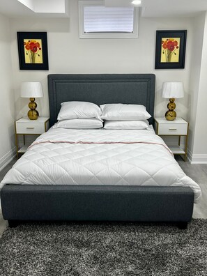 1 bedroom, desk, free WiFi - New Luxurious Studio Apartment (Brampton)