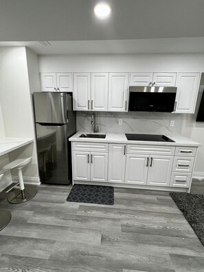 Réfrigérateur, four à micro-ondes, un four, surface de cuisson