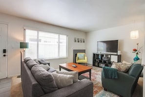 Smart-TV, Kamin, Bücher, Arbeitsbereiche