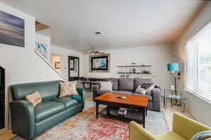 TV, caminetto, libri, studio