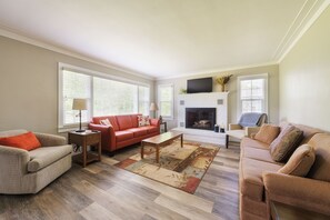 Smart-TV, peis og bøker