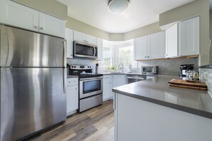 Kjøleskap, mikrobølgeovn, ovn og kokeplater