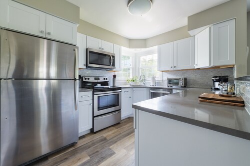 Garden Getaway - Walking Distance to downtown Douglas - Cute Home!