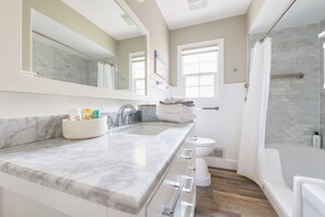 Douche, séchoir à cheveux, serviettes fournies