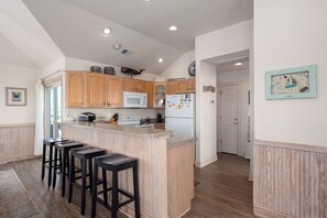 Fridge, microwave, oven, stovetop - The Gorbals:Oceanside, pool, hot tub, close to the beach & Wright Bro's Memorial (Kill Devil Hills)