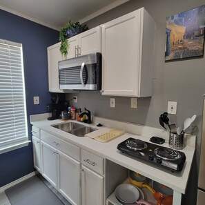 Fridge, stovetop, coffee/tea maker, electric kettle