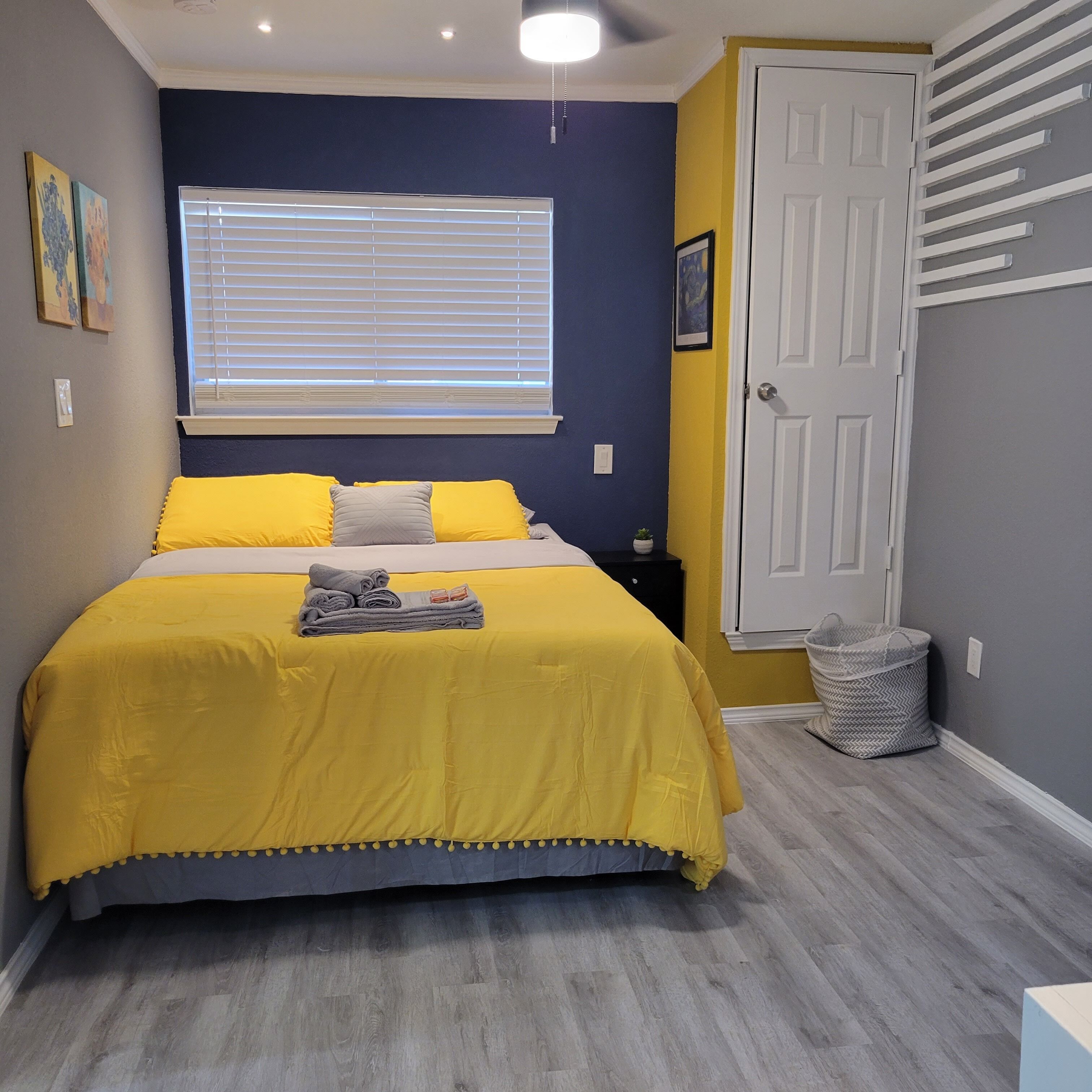 Vibrant Art Retreat. Stylish 1 Bedroom Private Apartment in Denton. 