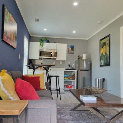 Vibrant Art Retreat. Stylish 1 Bedroom Private Cottage Centrally located.