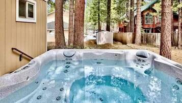 Tina de hidromasaje al aire libre