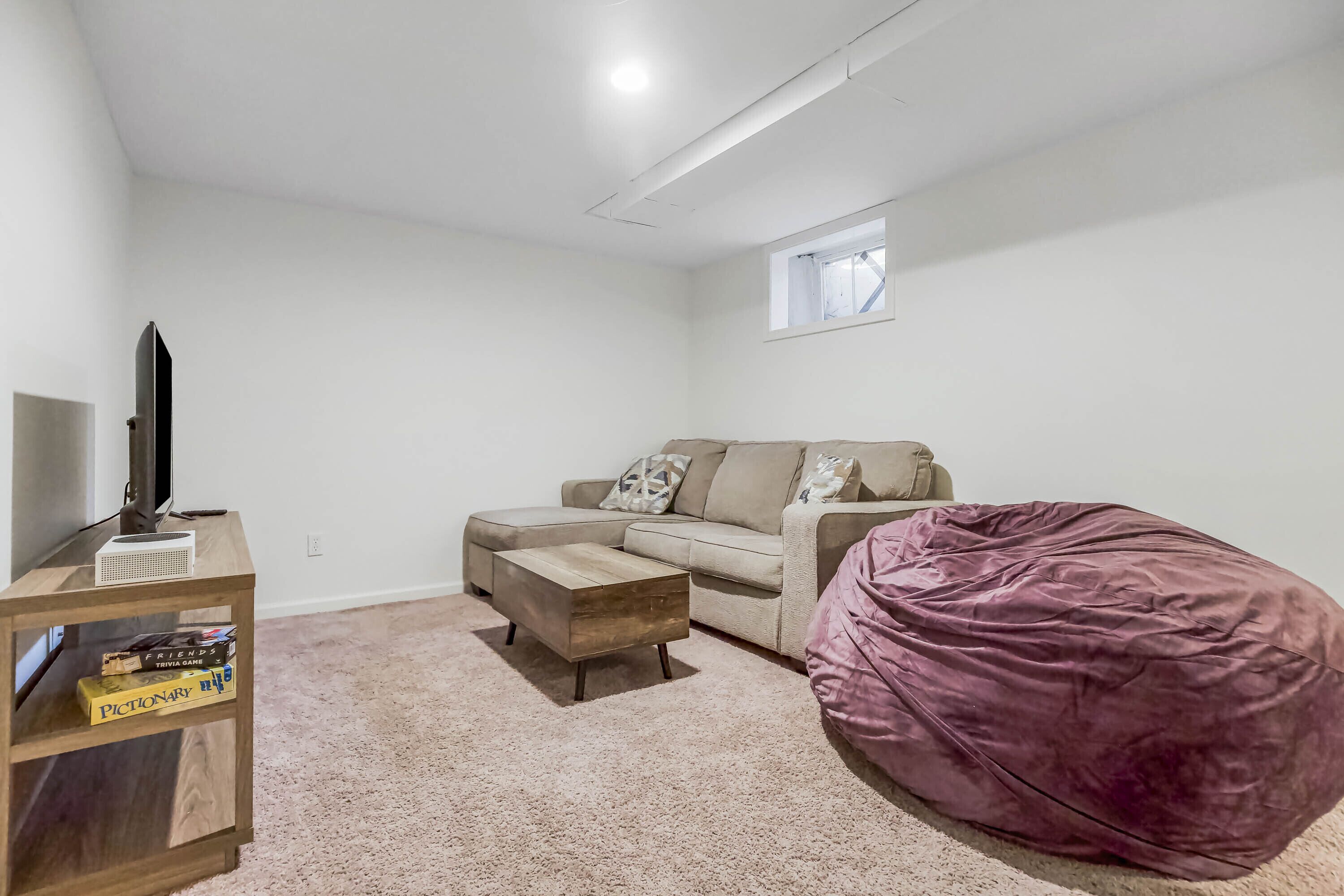 Outdoor Movie - Photo Wall - Gym - Pool Table - 4BR 2BA