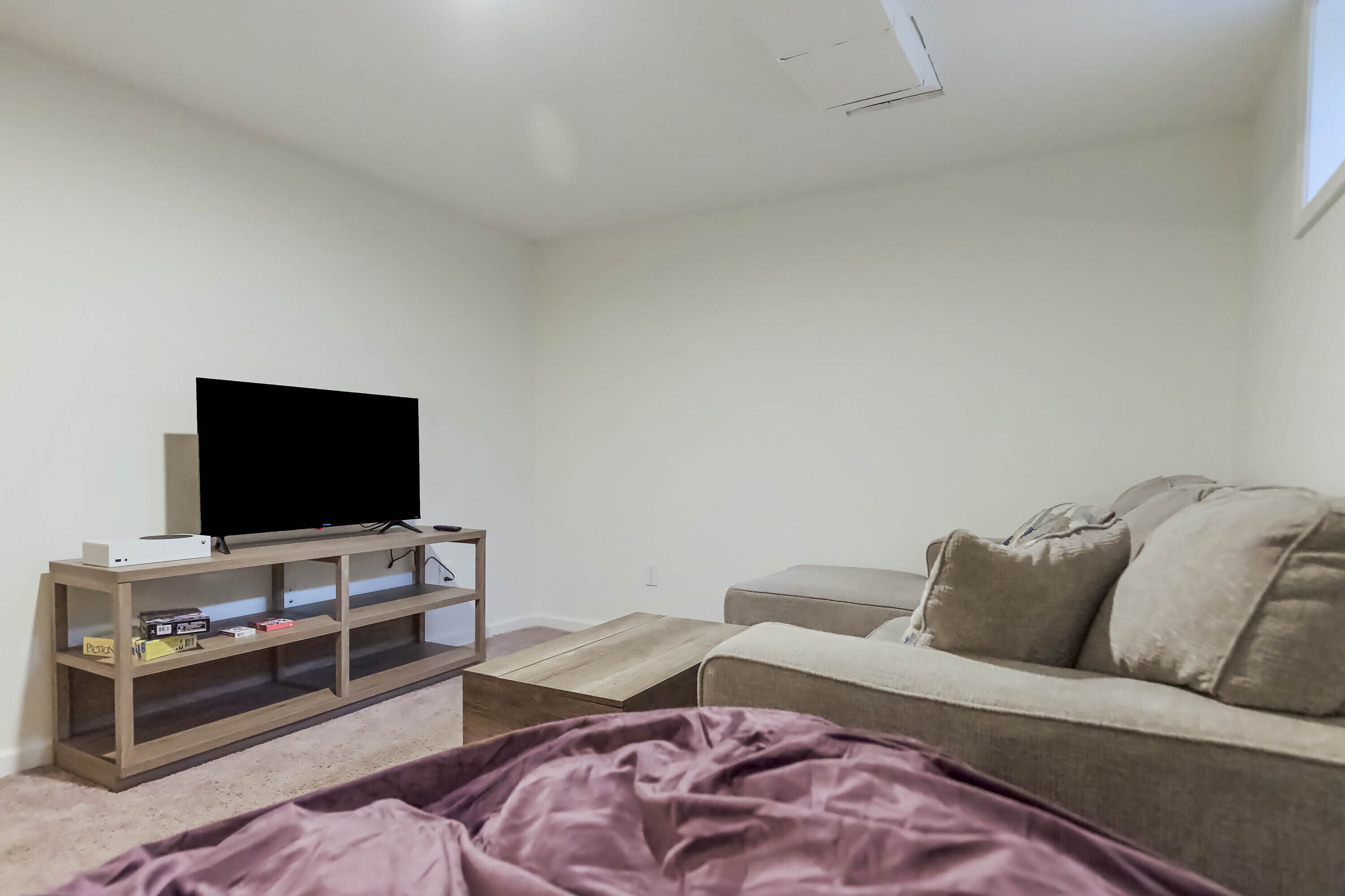 Outdoor Movie - Photo Wall - Gym - Pool Table - 4BR 2BA