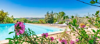 Wunderbares alleinstehendes Ferienhaus mit privatem Pool,  W-LAN, TV, Panoramablick und Parkplatz