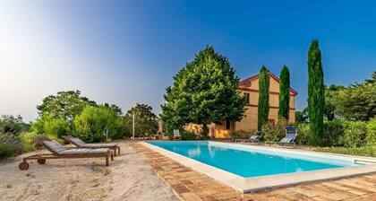 Beautiful private villa for 12 guests with WIFI, private pool, TV and panoramic view