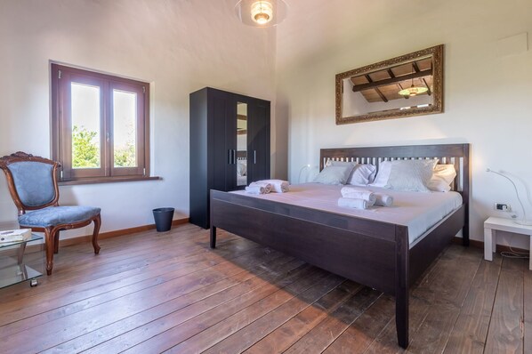 4 bedrooms, travel crib, free WiFi - Wonderful private villa for 12 guests with private pool, WIFI, TV and panoramic view (Ostra)