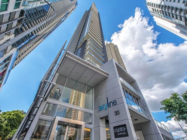 Un edificio moderno con el nombre 'Skyline' y el número '30' en su fachada.