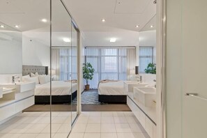 Căn hộ, 3 phòng ngủ, 2 phòng tắm, quang cảnh sông | Trang trí khác biệt, trang bị nội thất với thiết kế riêng biệt, bàn