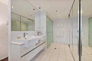 Appartement, 3 chambres, 2 salles de bains, vue sur le fleuve | Salle de bain | Baignoire et douche séparées, séchoir à cheveux, serviettes fournies
