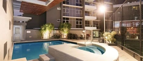 Una piscina al aire libre