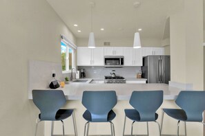 Fridge, microwave, oven, stovetop - Unique Lido Isle Living - walking distance to the bay & beach! (Newport Beach)