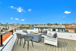 Terrace/patio - Unique Lido Isle Living - walking distance to the bay & beach! (Newport Beach)