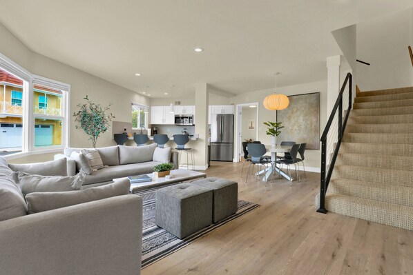 Smart TV - Unique Lido Isle Living - walking distance to the bay & beach! (Newport Beach)