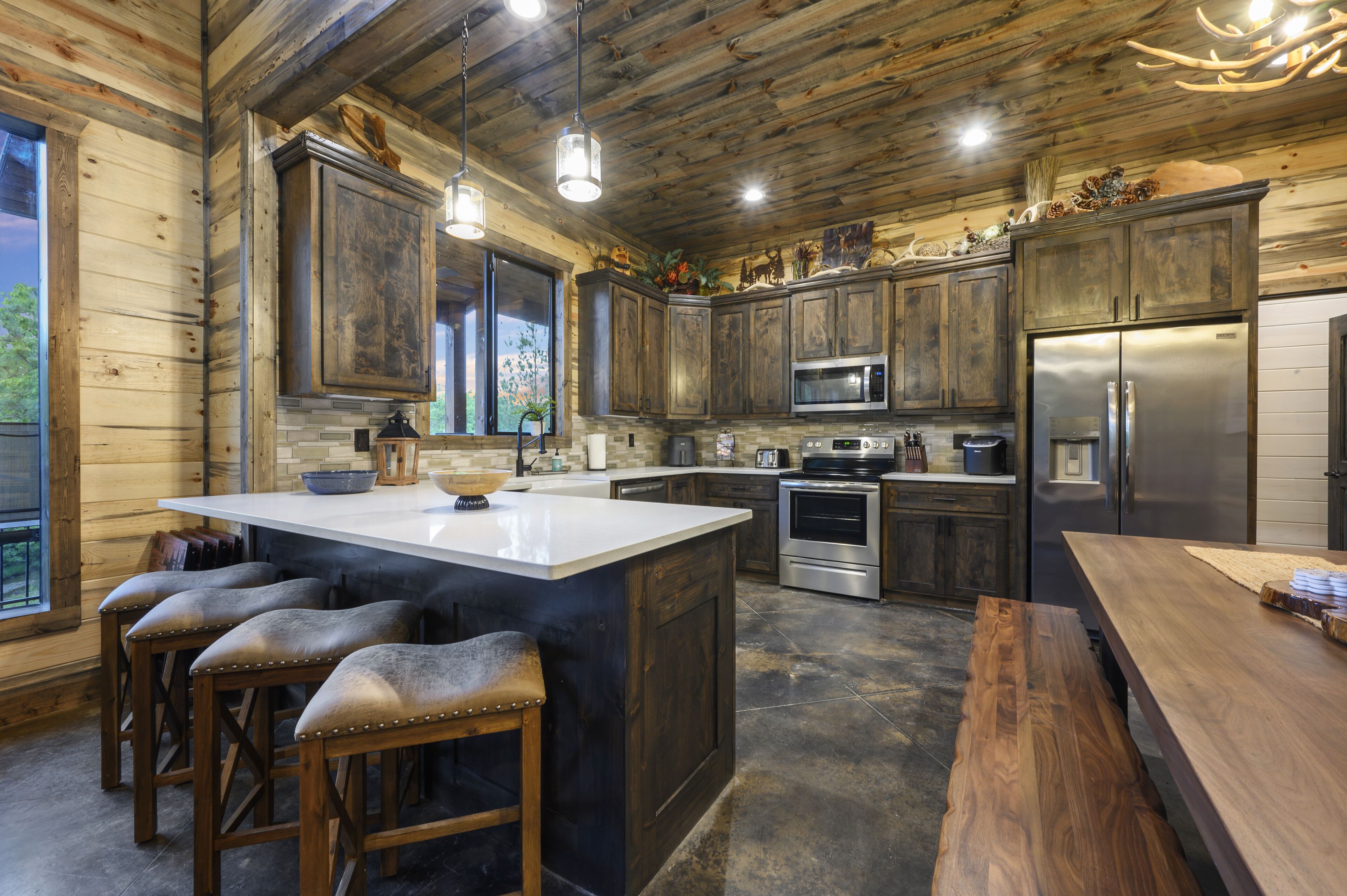 Streamside cabin, sleeps 19, 4bdr/3.5bath, EV plug