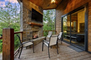 Property grounds - EV Outlet , Hot Tub, Firepit, Playset, Pool Table, Creek (Broken Bow)