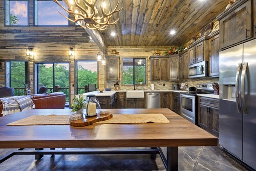 EV Outlet , Hot Tub, Firepit, Playset, Pool Table, Creek