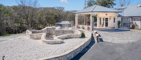 Vista frontal de la propiedad