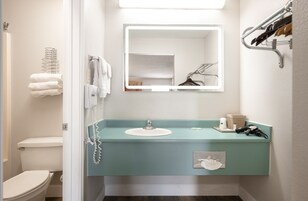Combined shower/tub, free toiletries, hair dryer, towels