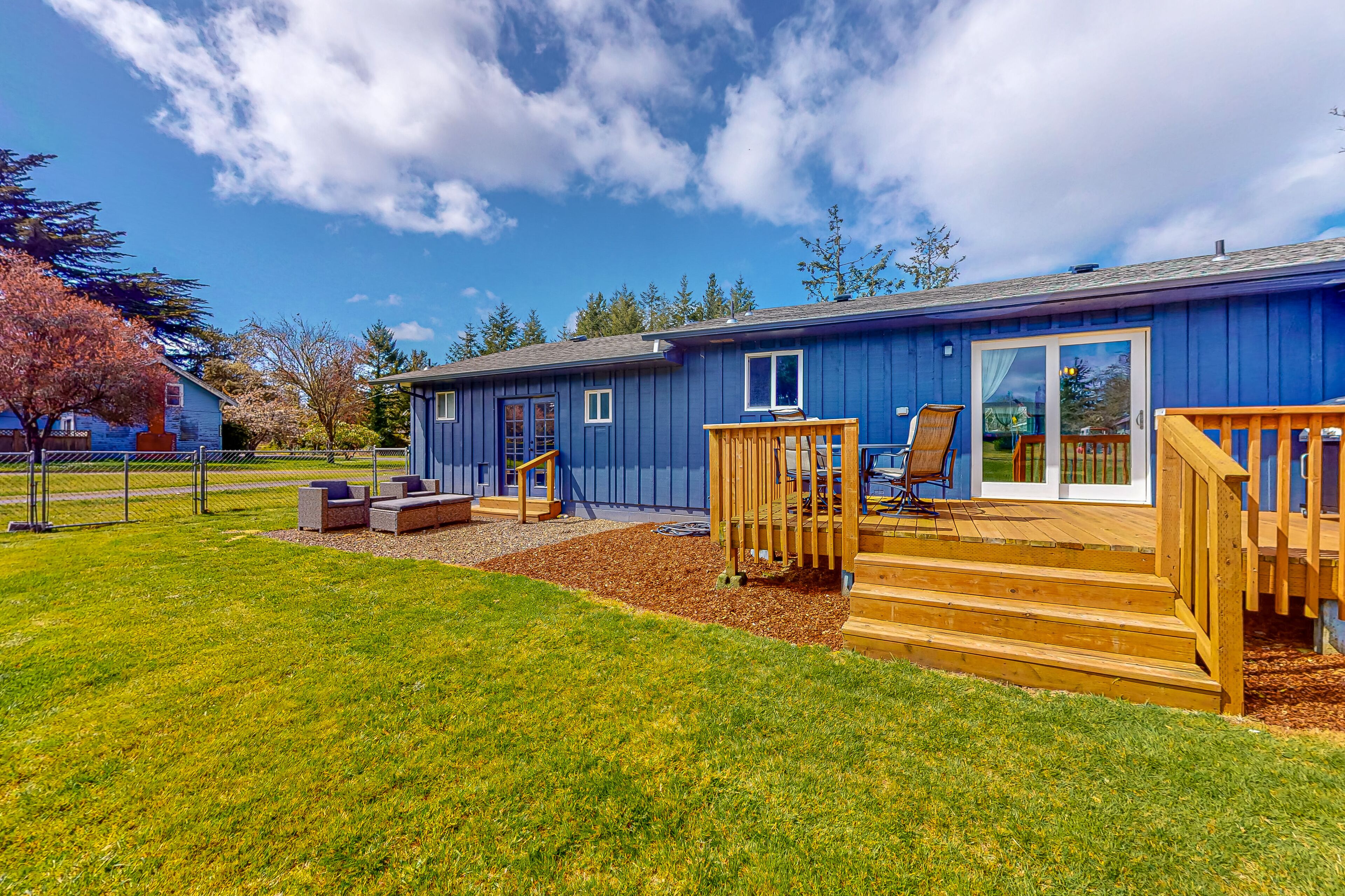 Bright home with large yard, deck & firepit - walk to the beach