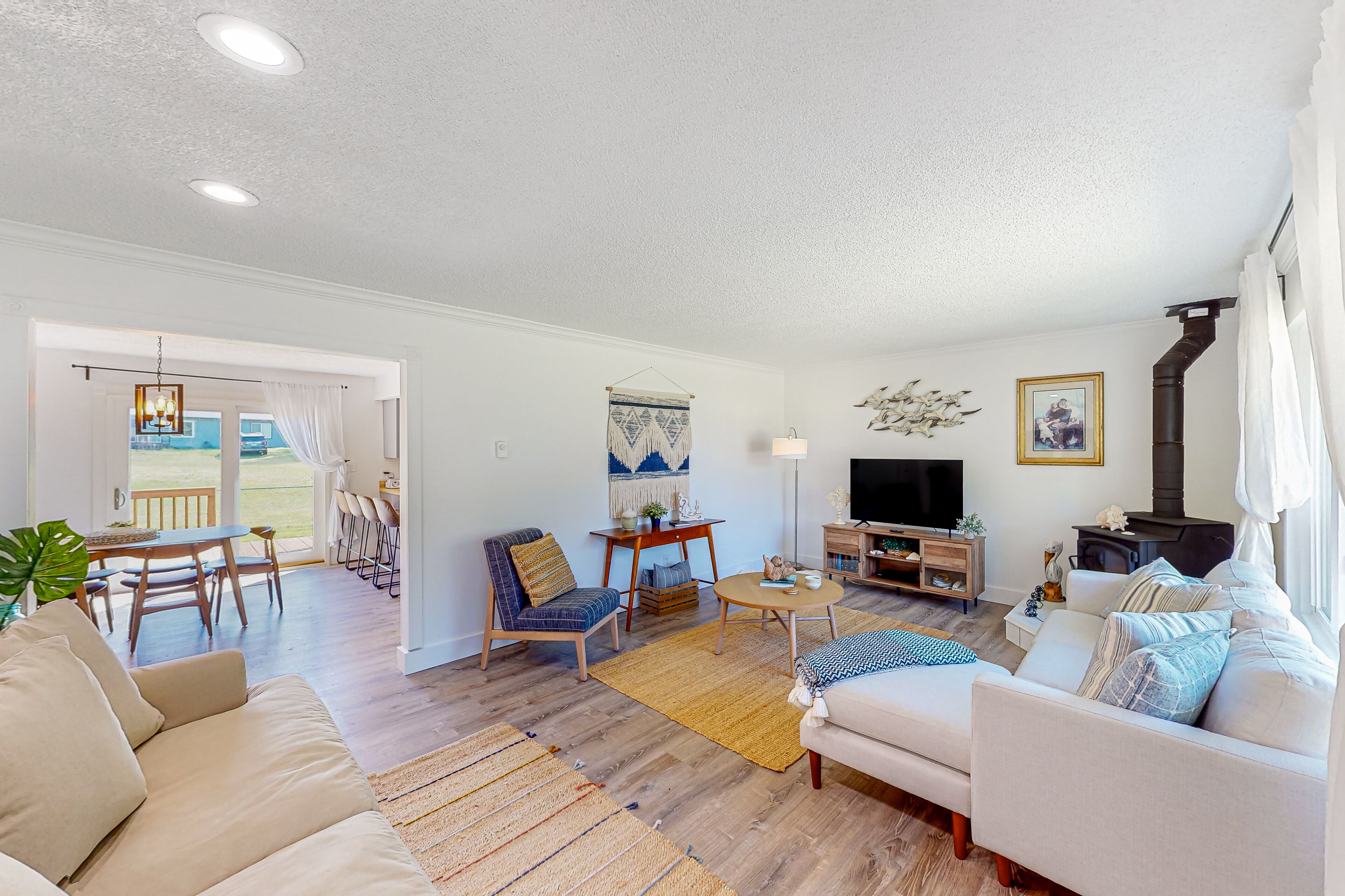 Bright home with large yard, deck & firepit - walk to the beach