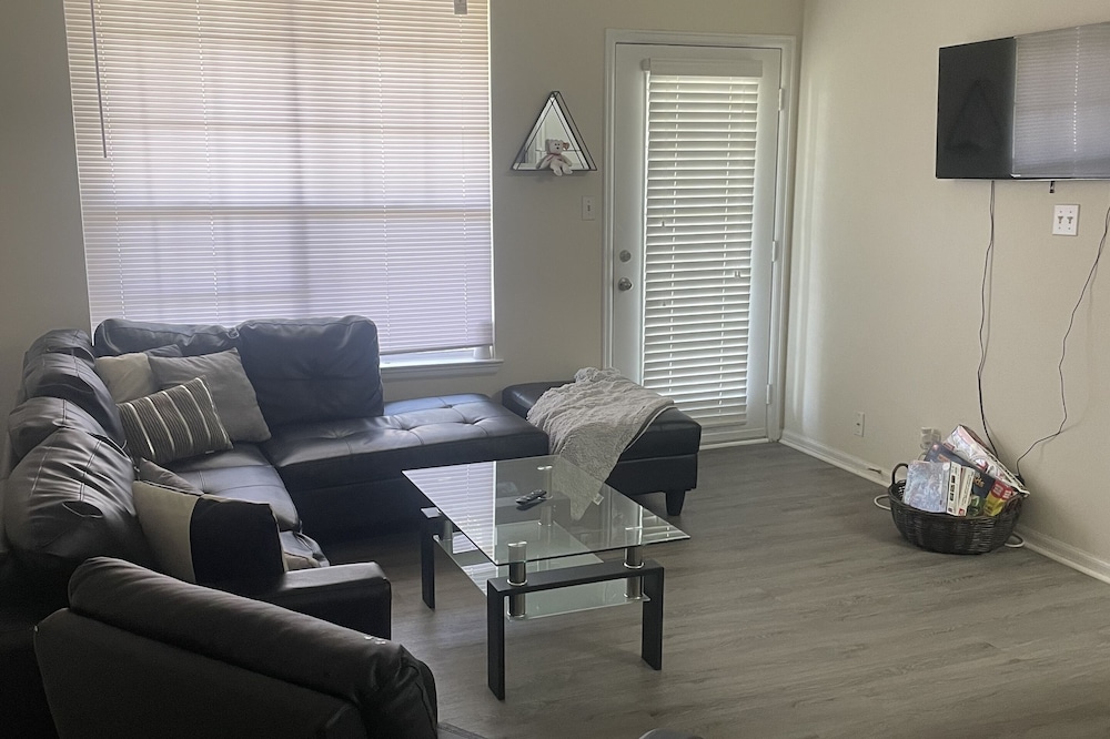 Cozy getaway minutes from the beach!
